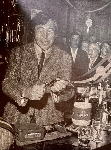 Gordon Banks officially opens the new Vice Presidents' Club