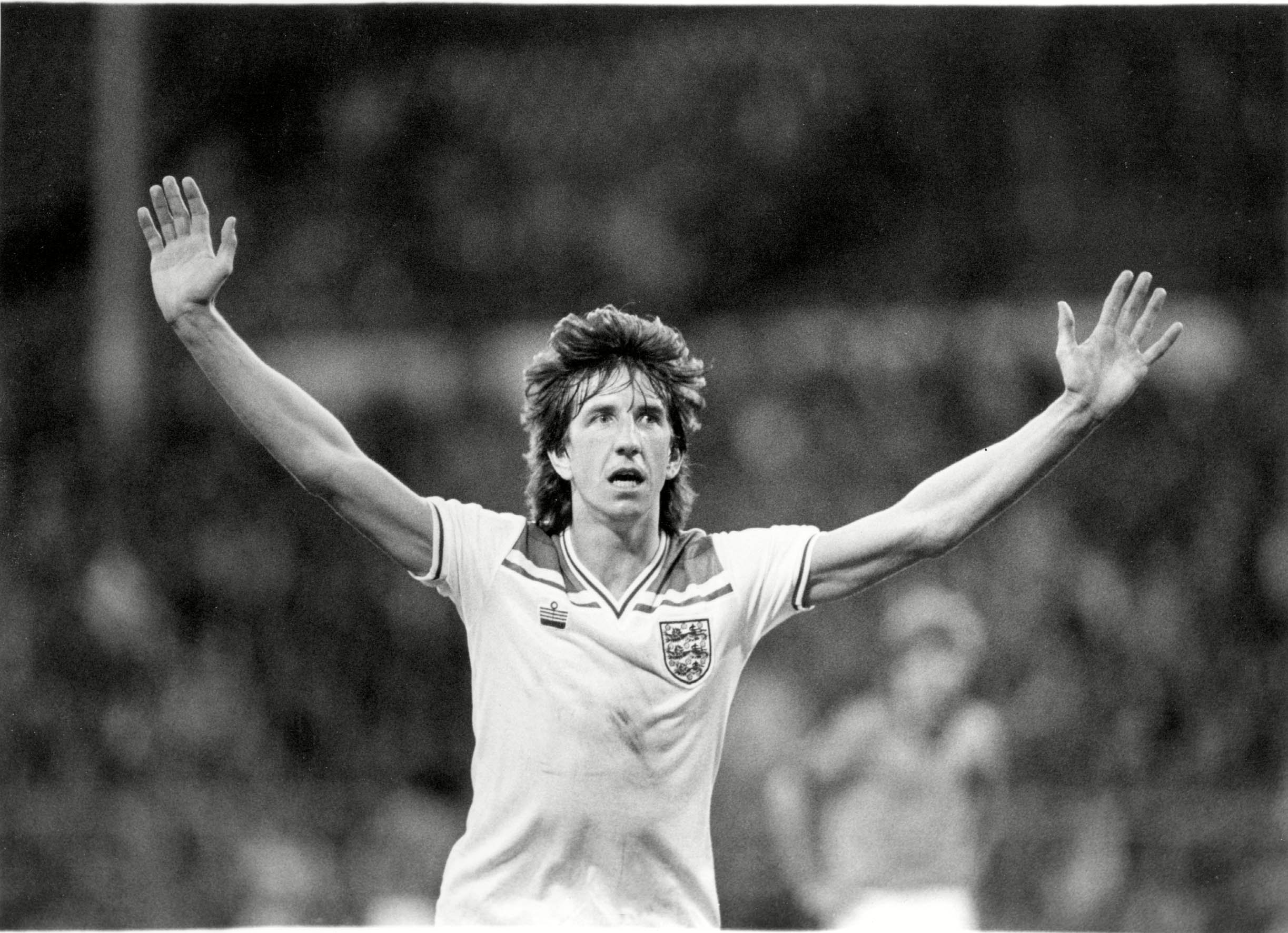 Paul Mariner playing for England