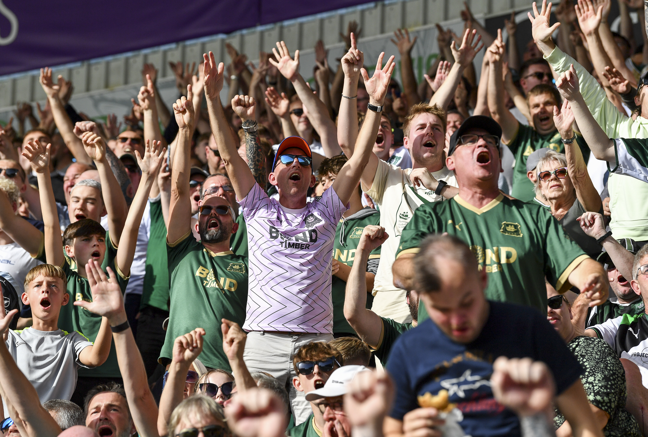 Green Army cheering 