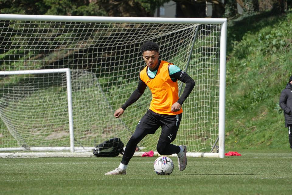 Caleb Roberts runs with the ball.