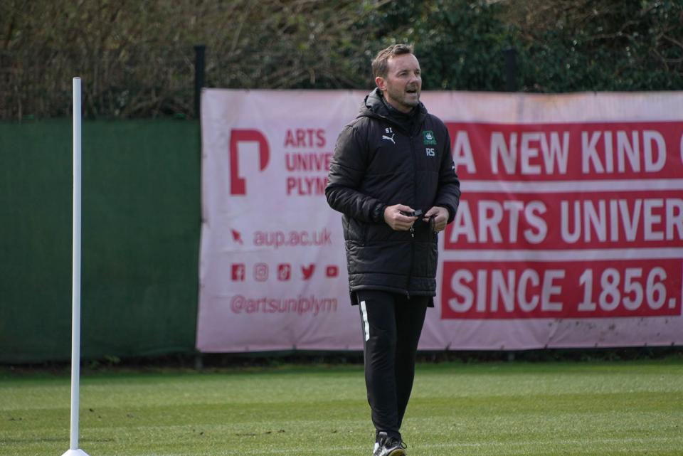 Simon Ireland shouts to the players during a drill.