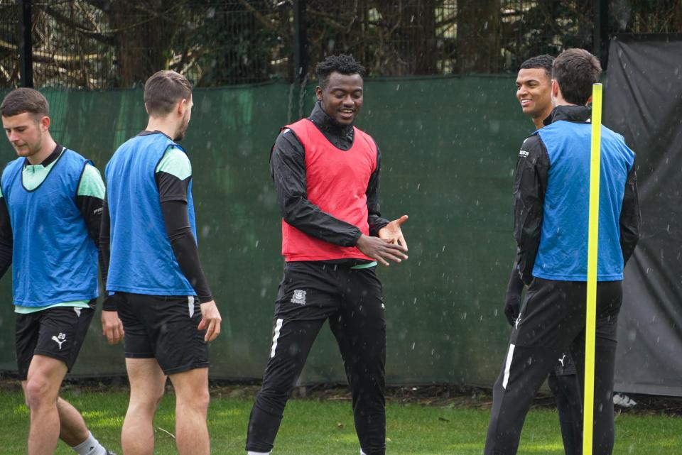 Mustapha Bundu talking to Morgan Whittaker, Ryan Hardie and Julio Pleguezuelo