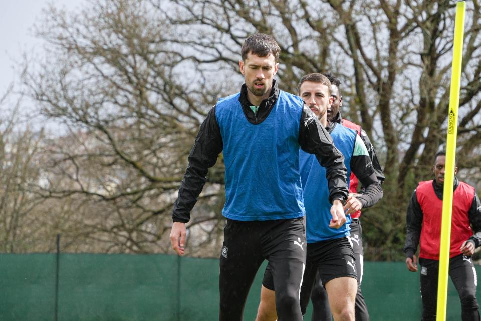 Ryan Hardie warms up.