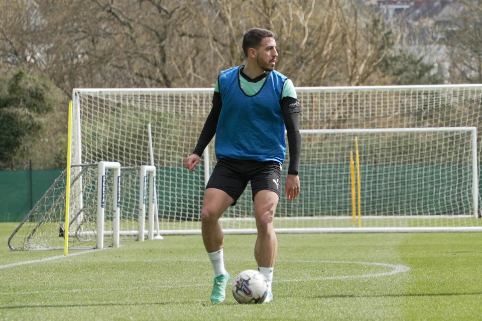 Julio Pleguezuelo contemplates his next pass.