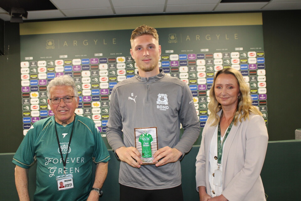 Gallery | Players receive Forever Green Plaques