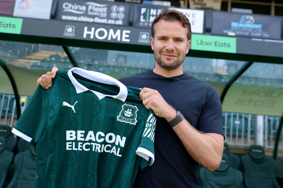 Tom Cleverley holding a shirt