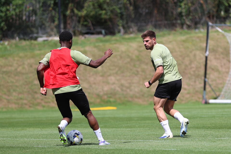 Training Gallery | Pre Barnsley (H)