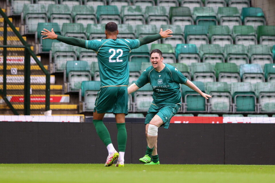 Gallery | Celebrities v Forever Green