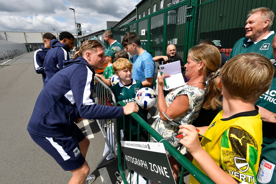 Match Gallery | Barnsley (H)