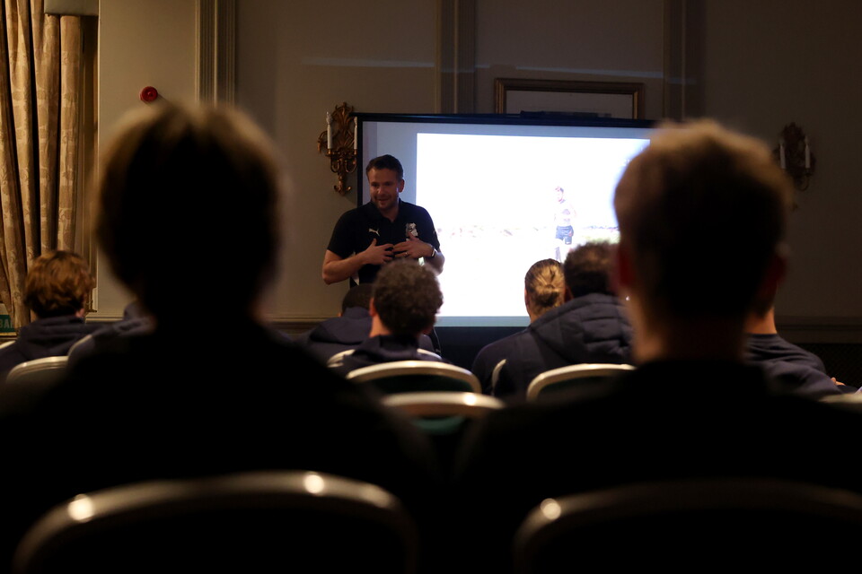 Gallery | Andy Grant meets the Argyle squad