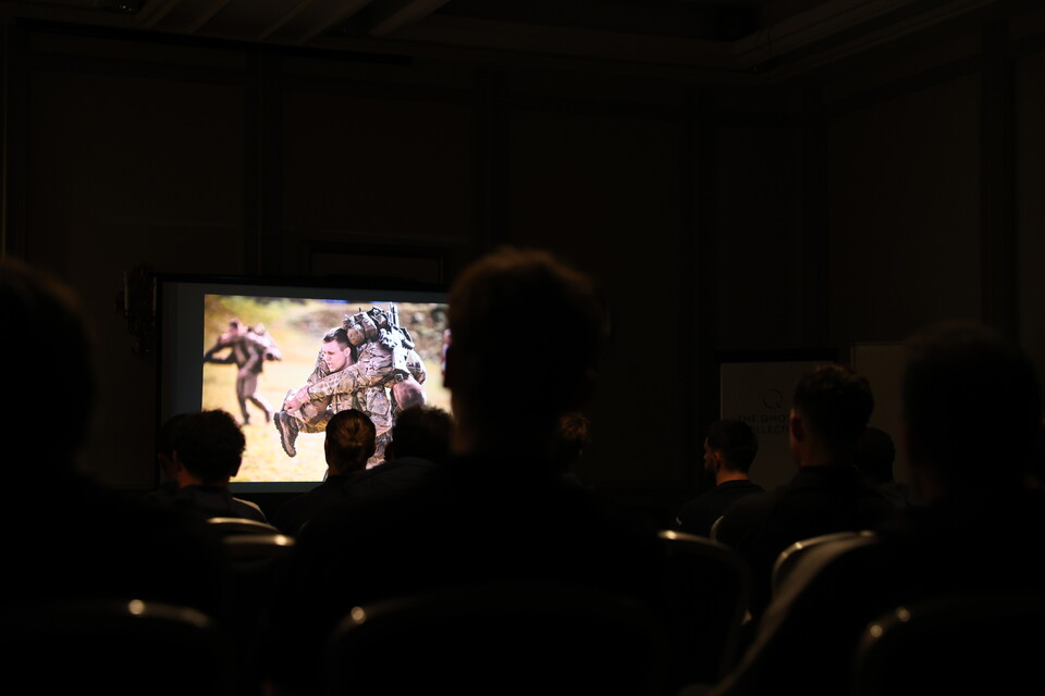 Gallery | Andy Grant meets the Argyle squad