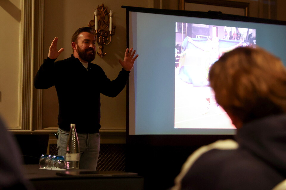 Gallery | Andy Grant meets the Argyle squad