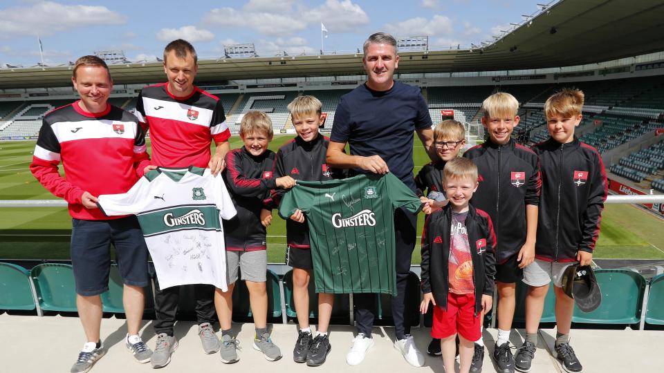 Ryan Lowe meets Redruth youngsters