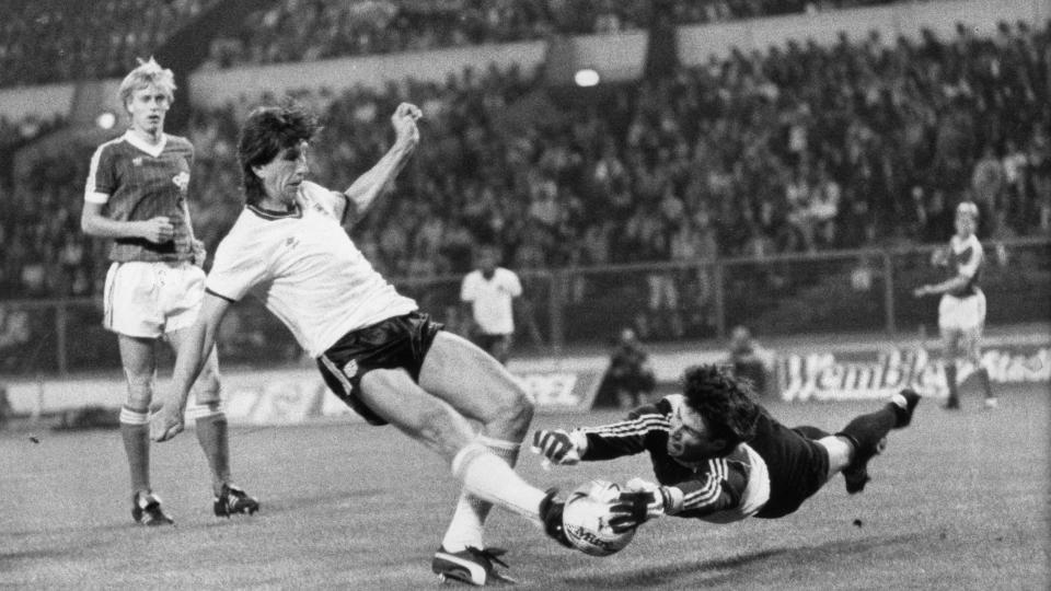 Paul Mariner playing for England