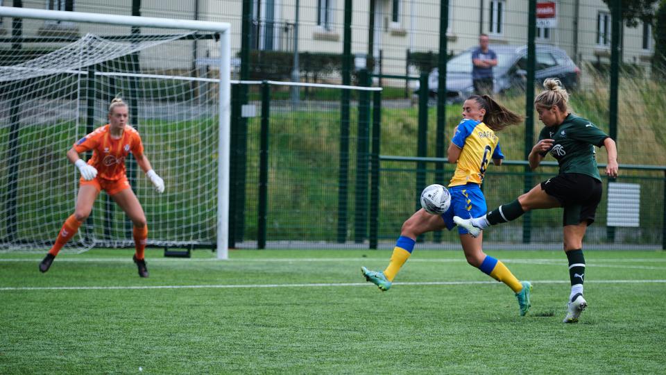 Tash Kanpman shoots on goal v Southampton