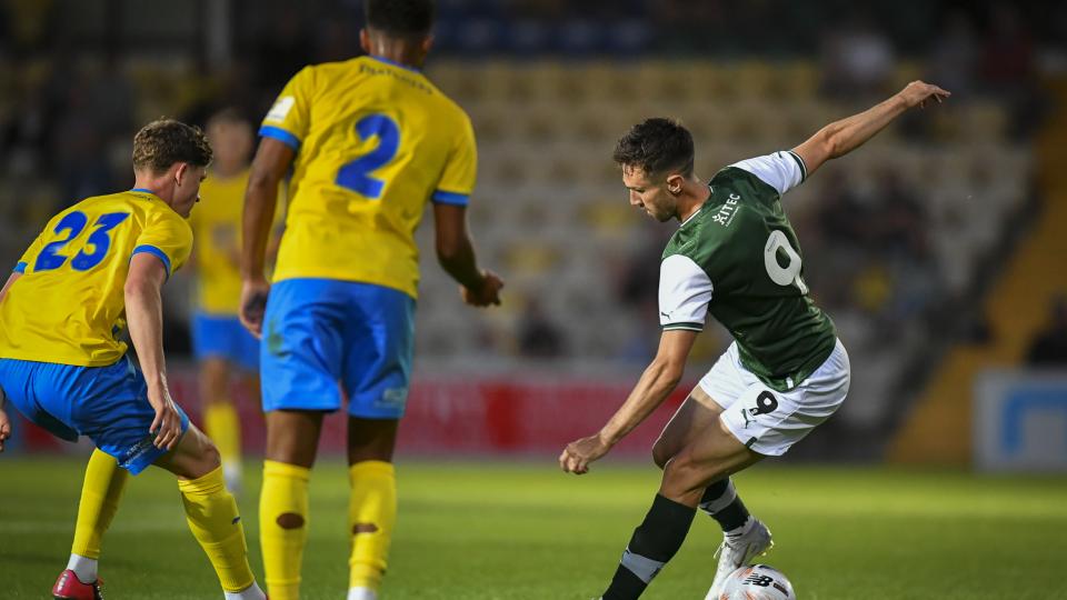 Ryan Hardie cuts inside against Torquay United