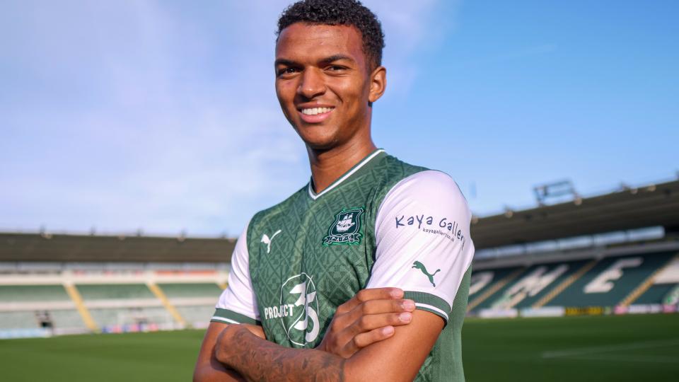 Whittaker models Kaya Gallery shirt sleeve