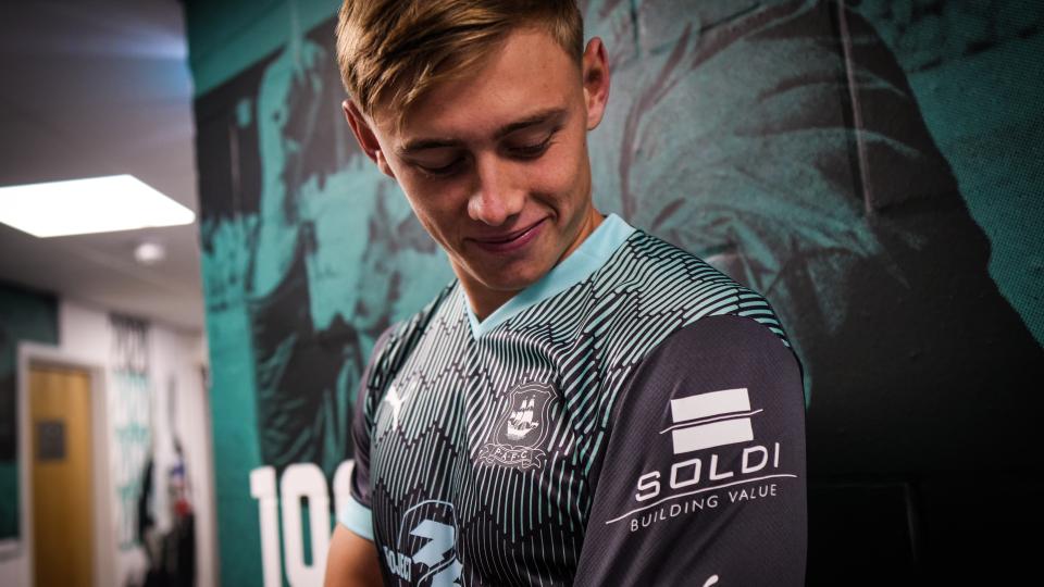 Ben Waine models Soldi shirt sleeve