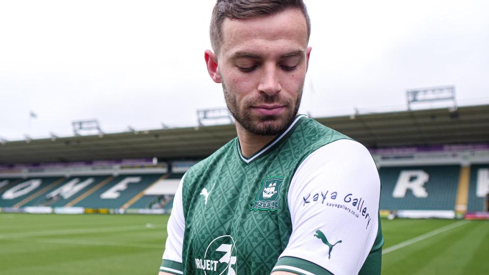 Matt Butcher models Kaya Gallery sleeves 