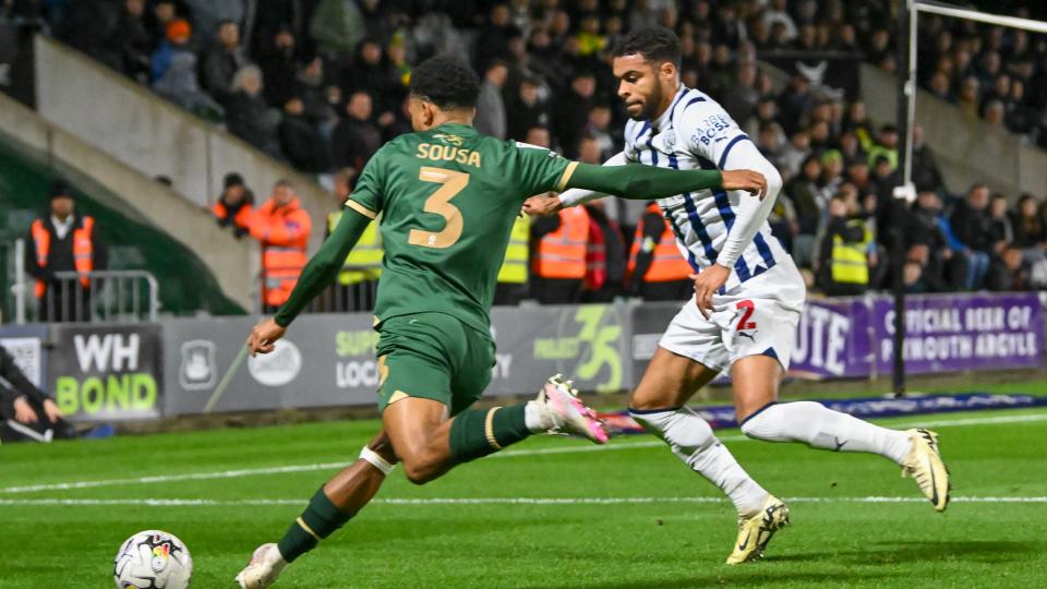 Lino Sousa crosses the ball against WBA