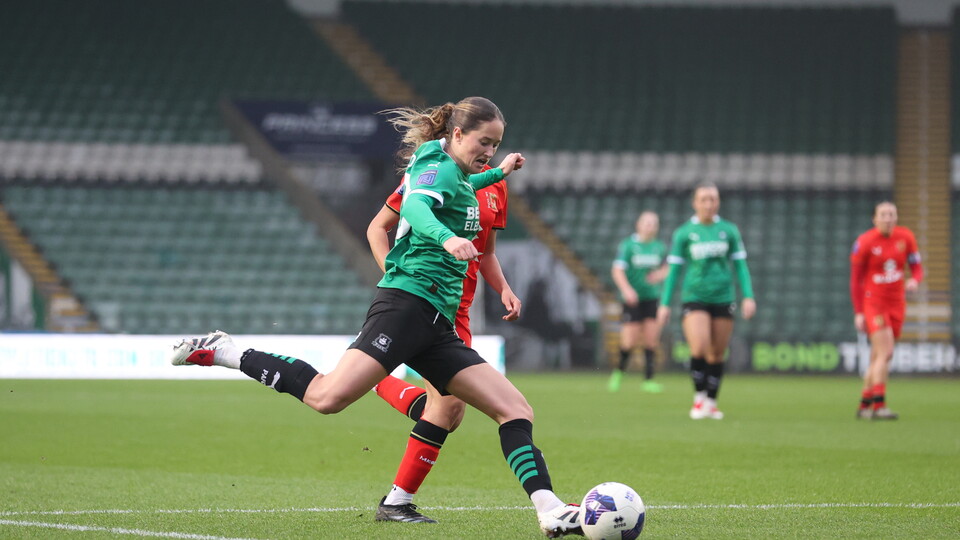 Georgia Wilson crosses the ball