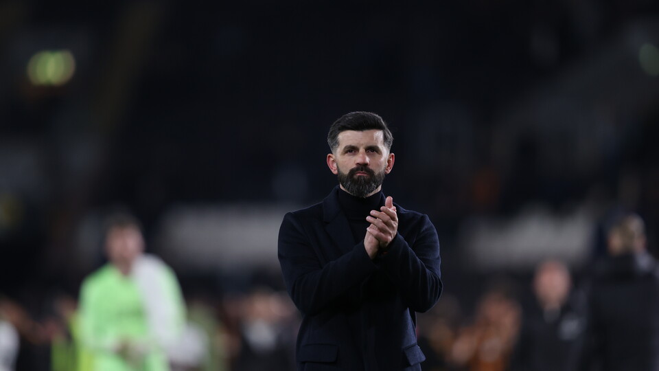 Miron Muslic appaudling 