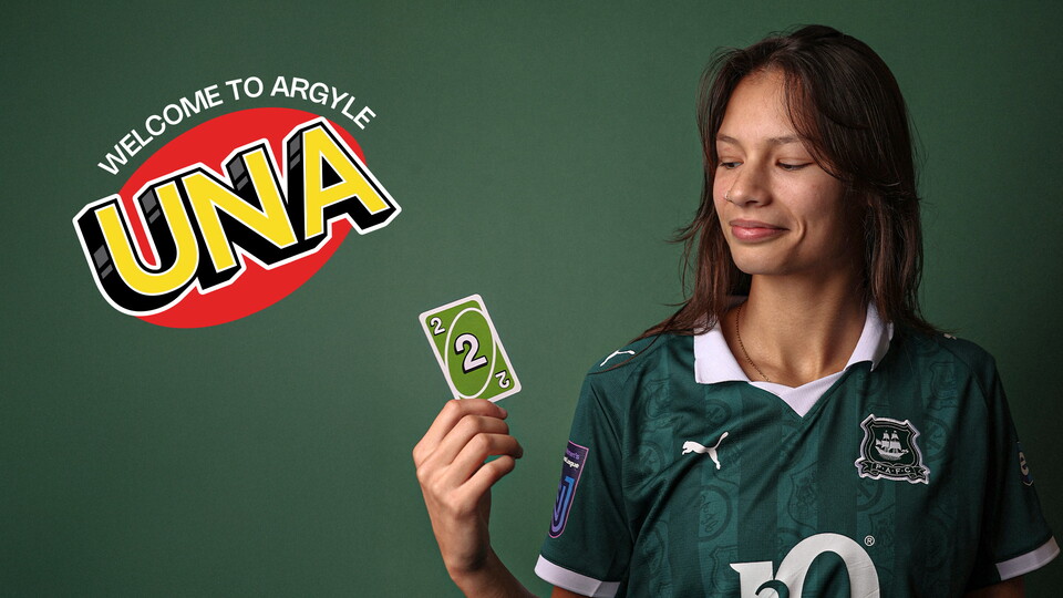 Una Lue signs for Argyle.