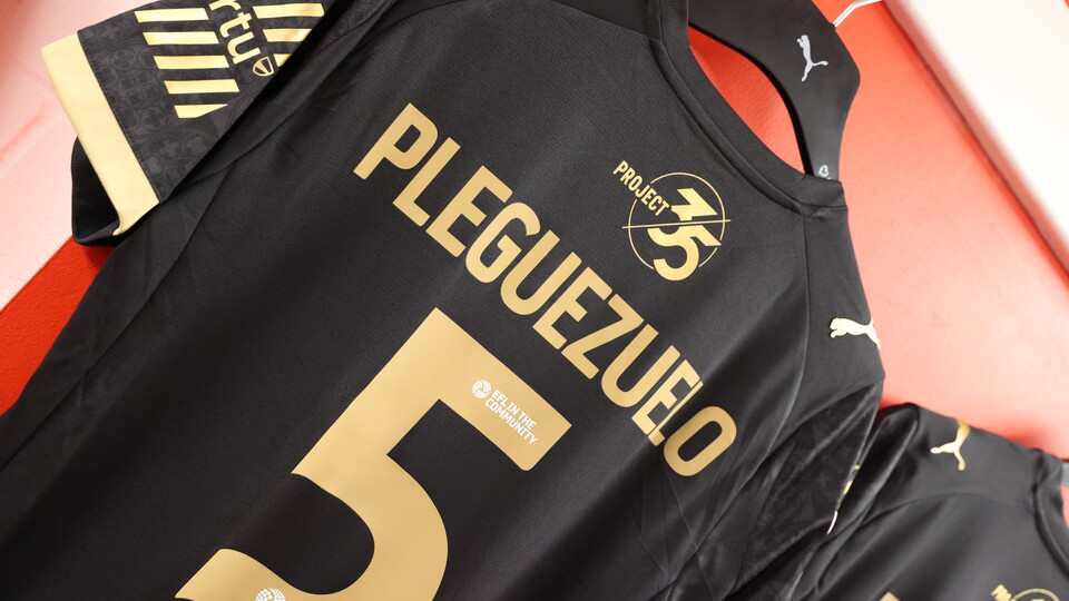 Julio Pleguezuelo's away shirt in the dressing room
