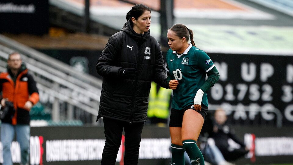 Head Coach Marie Hourihan talking to midfielder Layla Proctor.