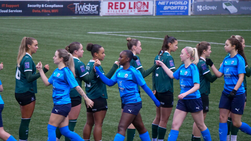 Argyle Women and Billericay Town Women shale hands ahead of kick-off.
