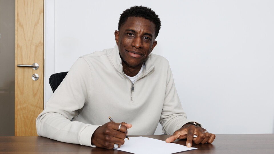Wes Harding signing his contract